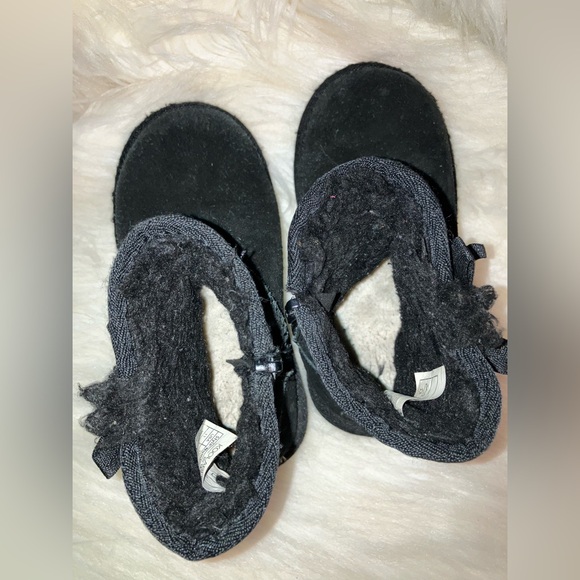 Koolaburra by UGG bow design black ankle booties!! - Picture 4 of 7